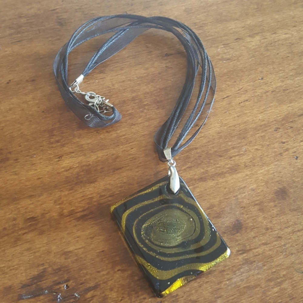 Glass pendant necklace